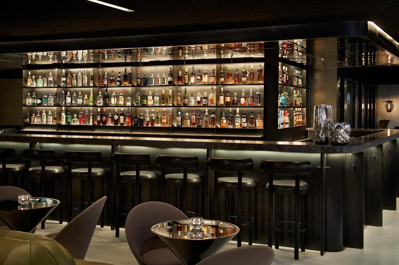 Pan Pacific London Hotel Bagian luar foto The bar at the London Edition