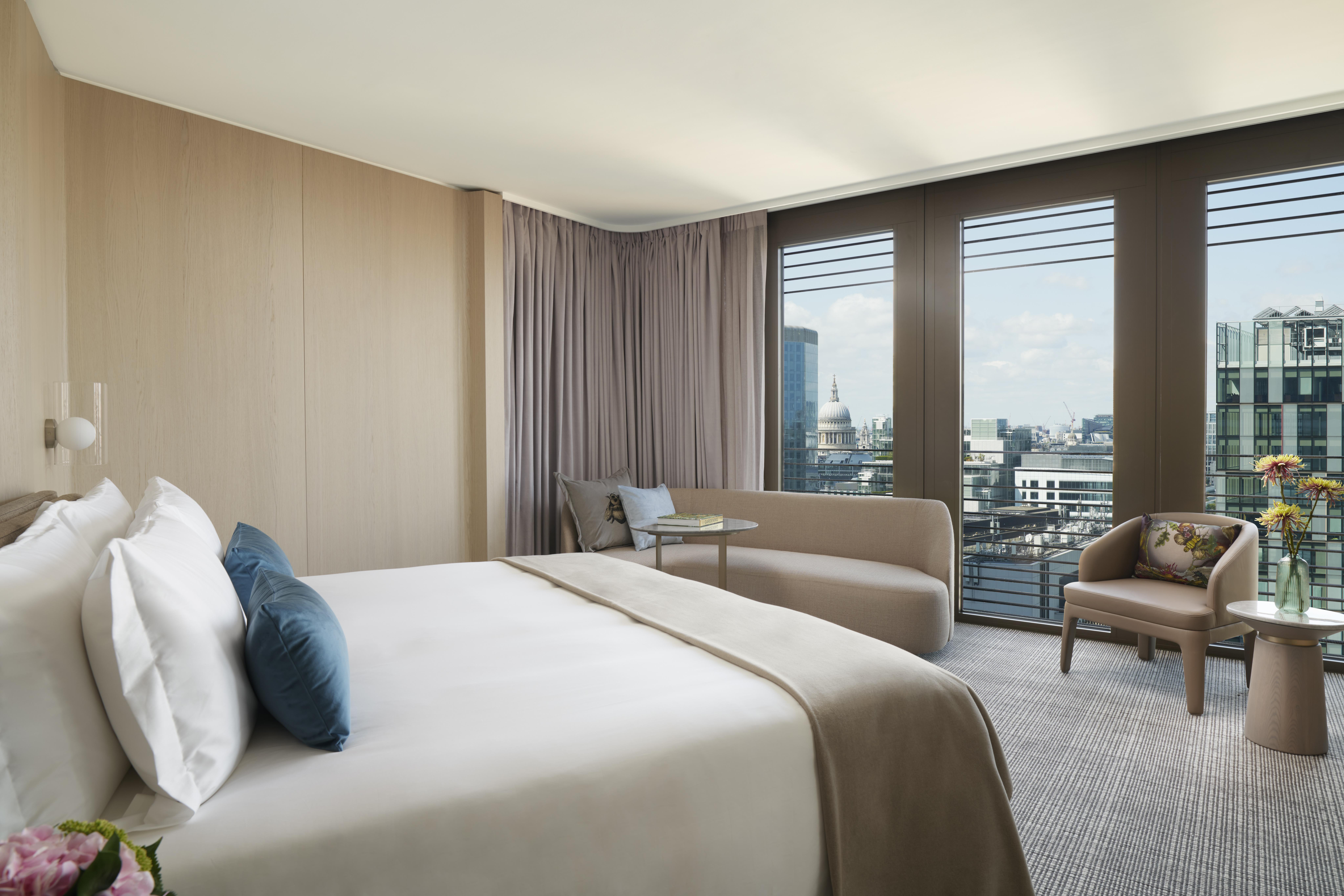 Pan Pacific London Hotel Bagian luar foto A bedroom at The Edition