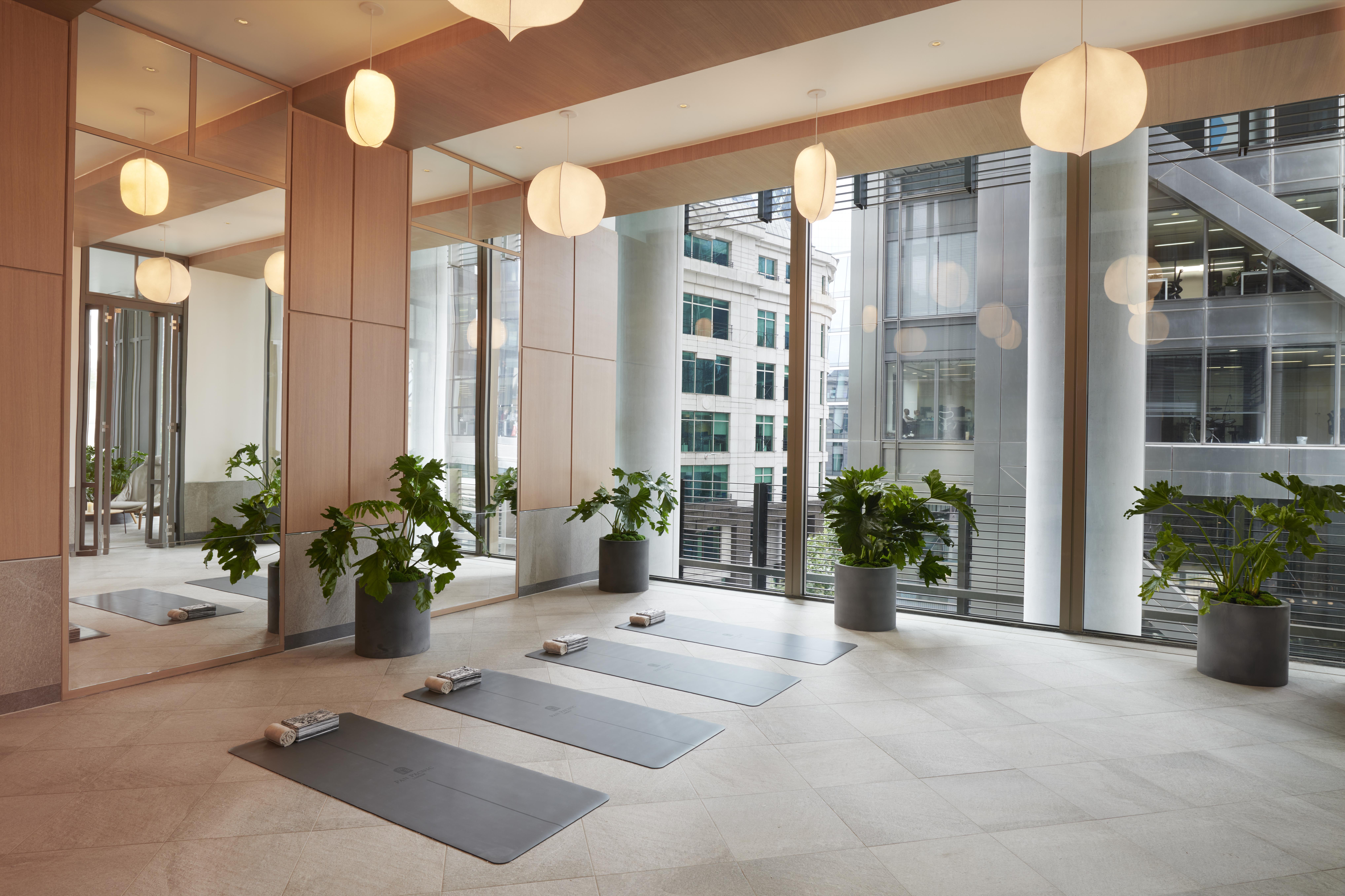 Pan Pacific London Hotel Bagian luar foto The yoga room at the 100 East 53rd Street building