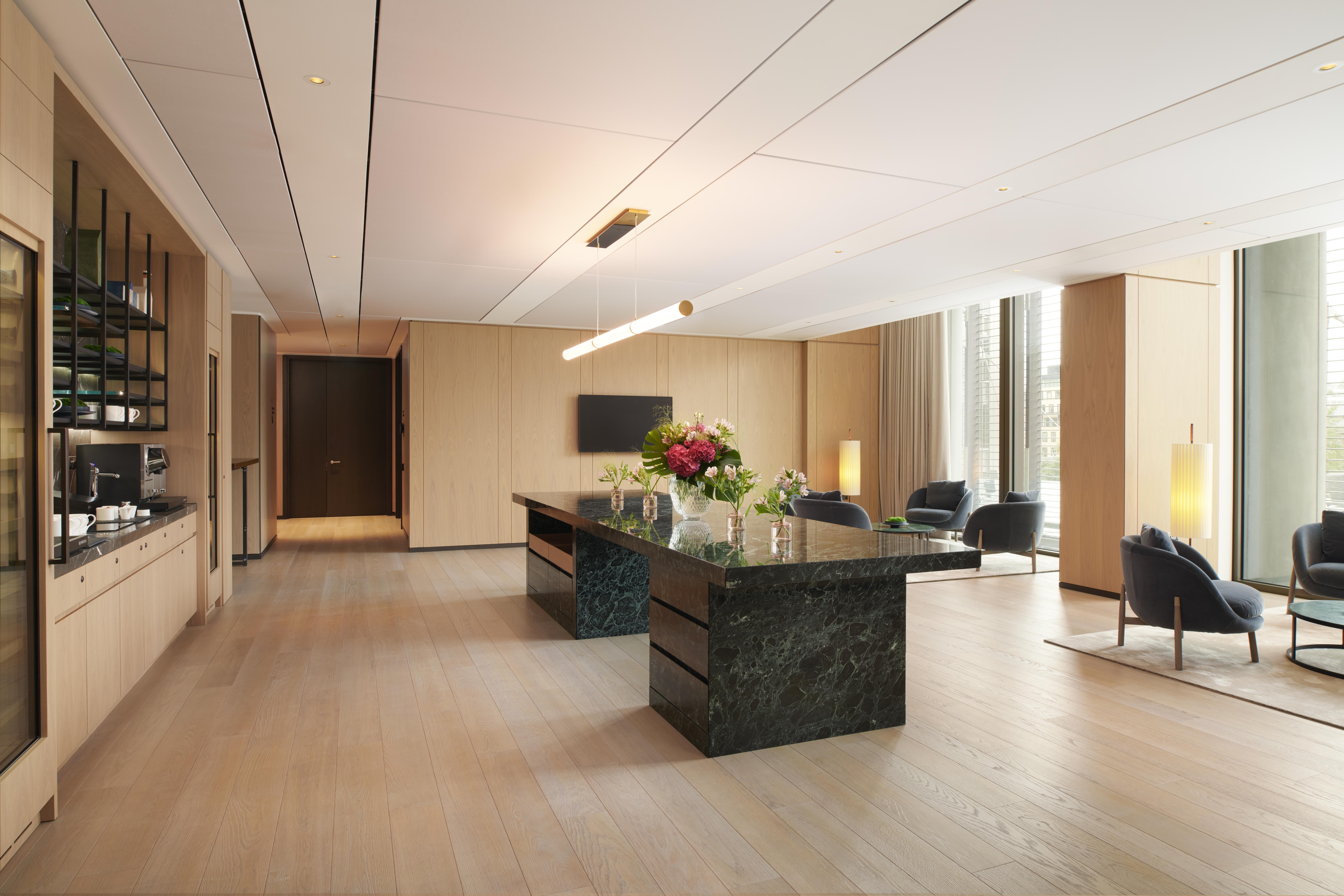 Pan Pacific London Hotel Bagian luar foto The kitchen and living room of the 1000-square-foot (93-square-metre) apartment