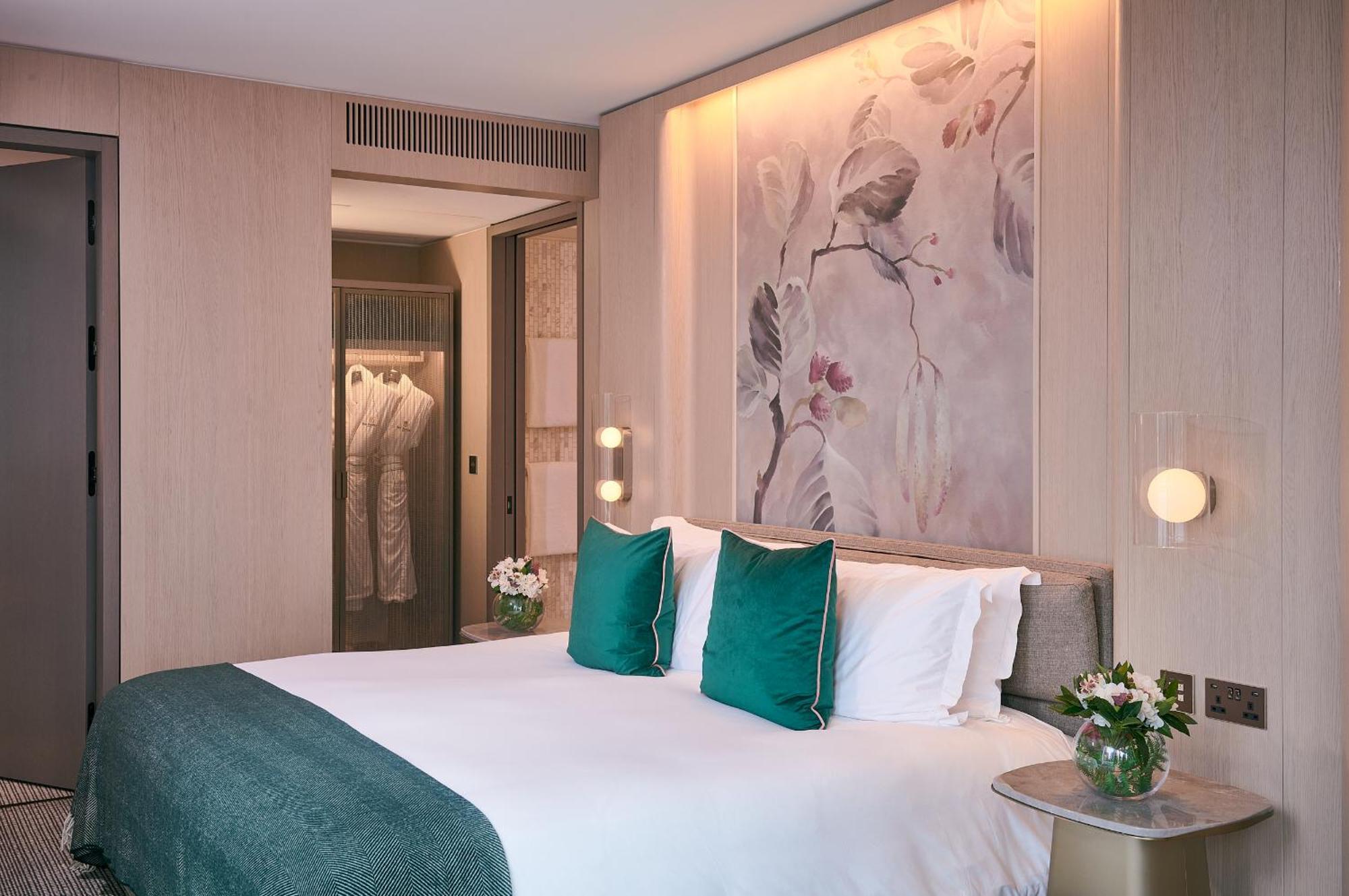 Pan Pacific London Hotel Bagian luar foto A bedroom at the hotel
