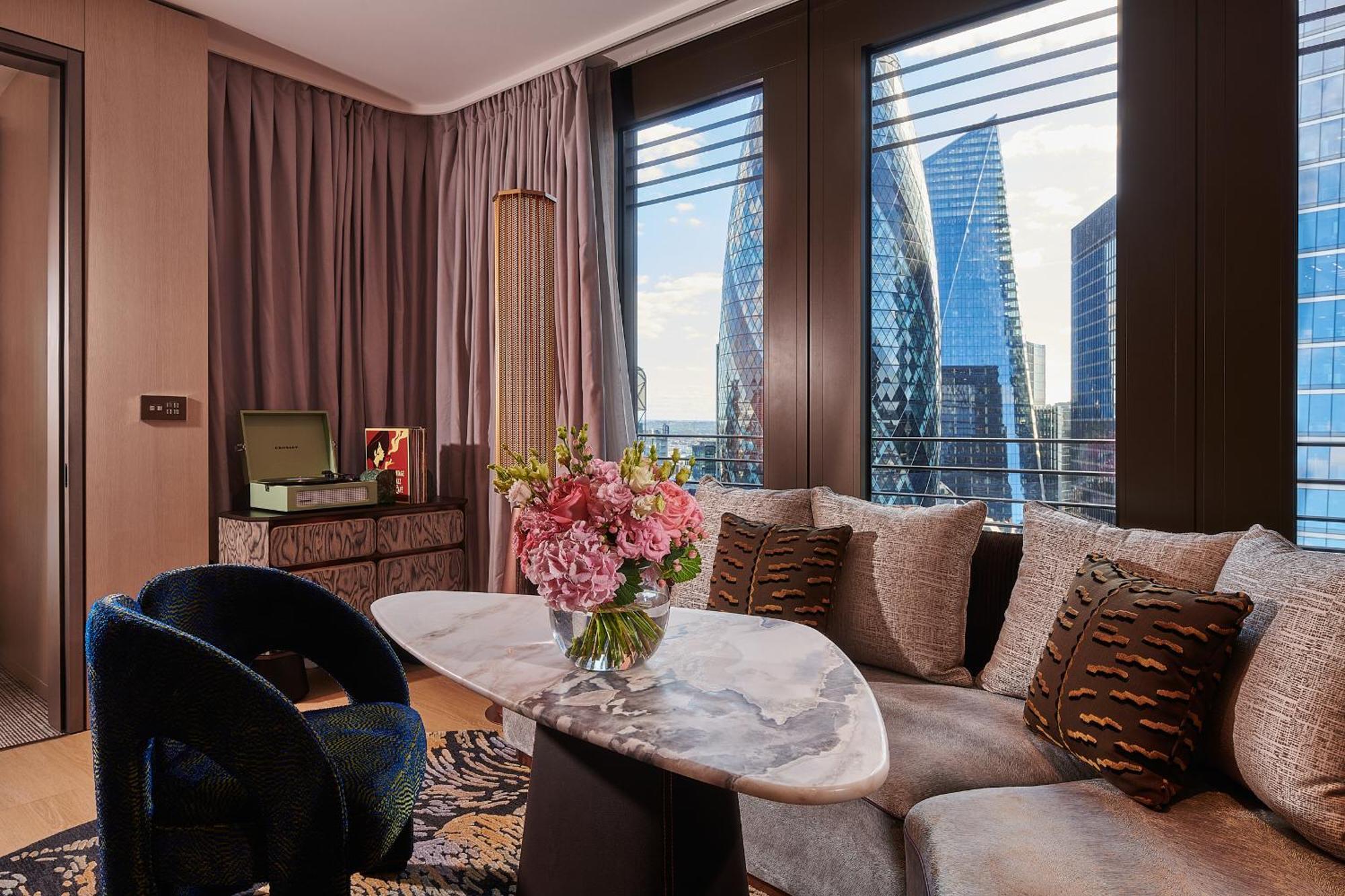 Pan Pacific London Hotel Bagian luar foto A suite at the Mandarin Oriental Moscow