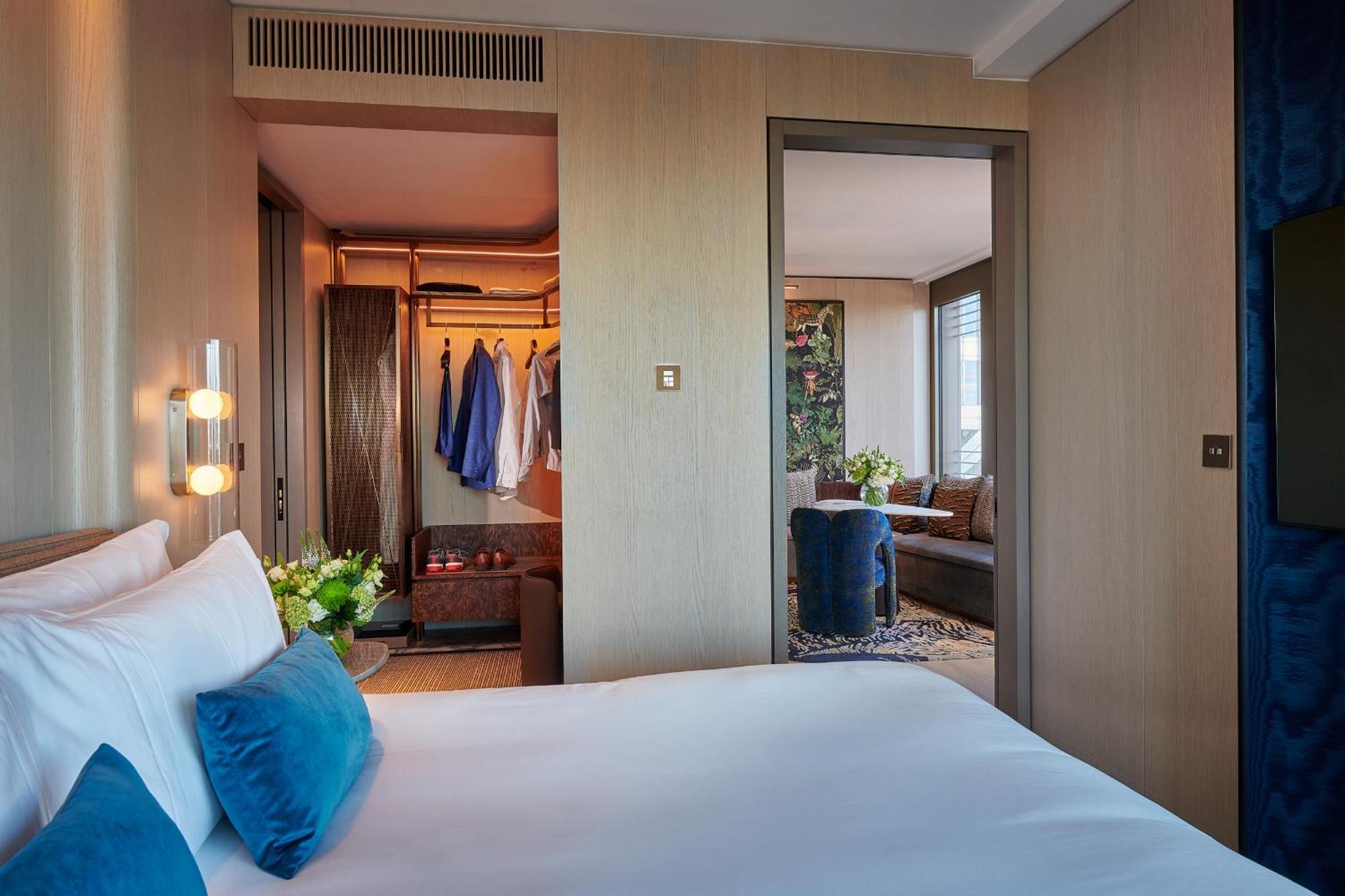 Pan Pacific London Hotel Bagian luar foto A bedroom at the hotel