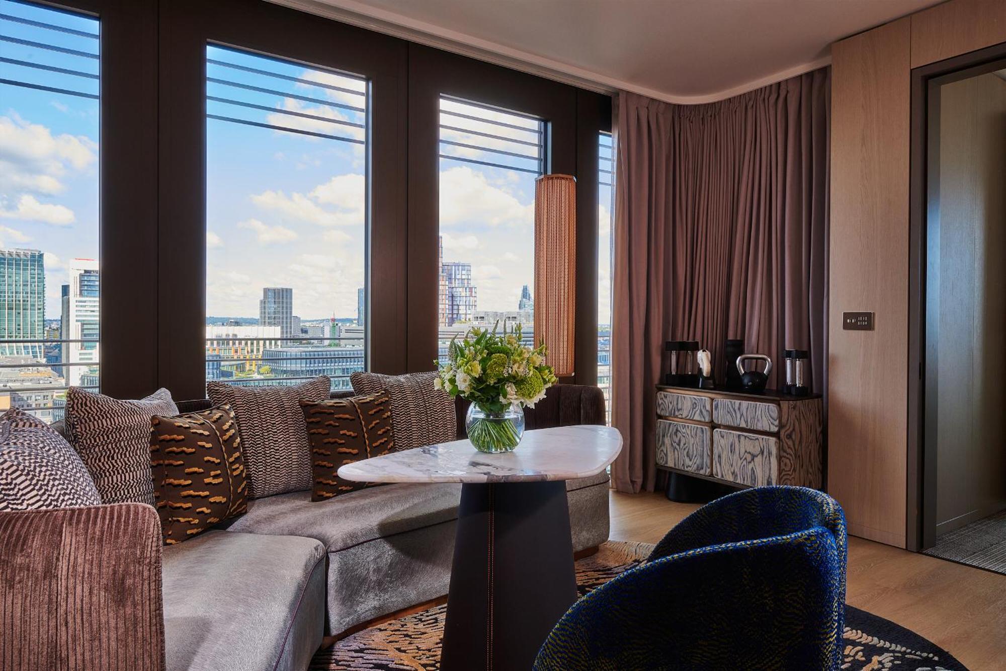 Pan Pacific London Hotel Bagian luar foto The living room of a suite at the hotel