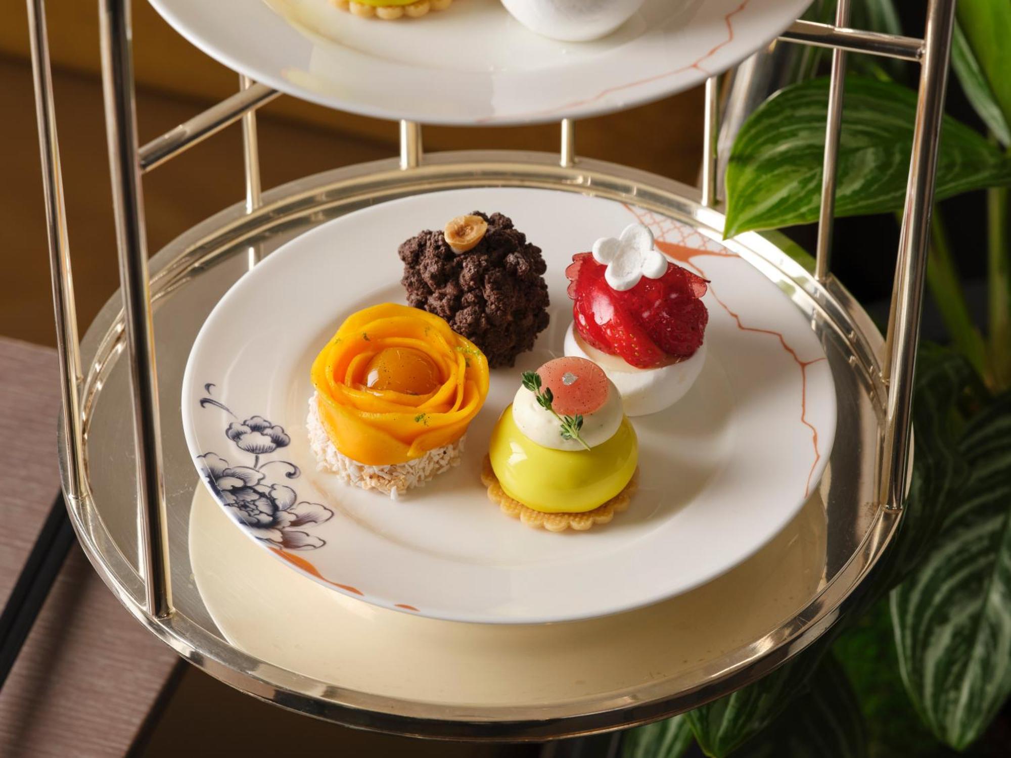 Pan Pacific London Hotel Bagian luar foto Petit fours