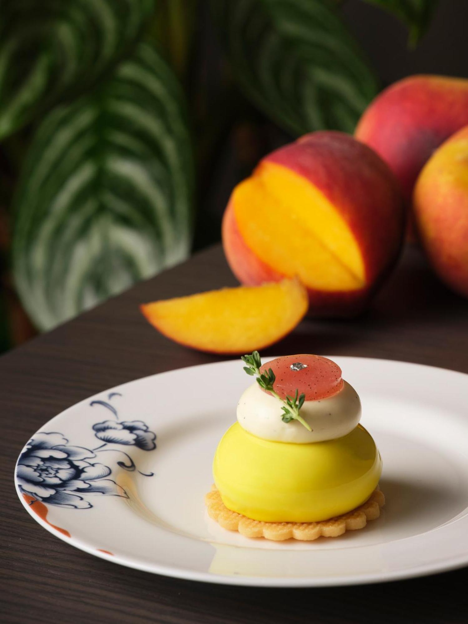 Pan Pacific London Hotel Bagian luar foto A mango pudding