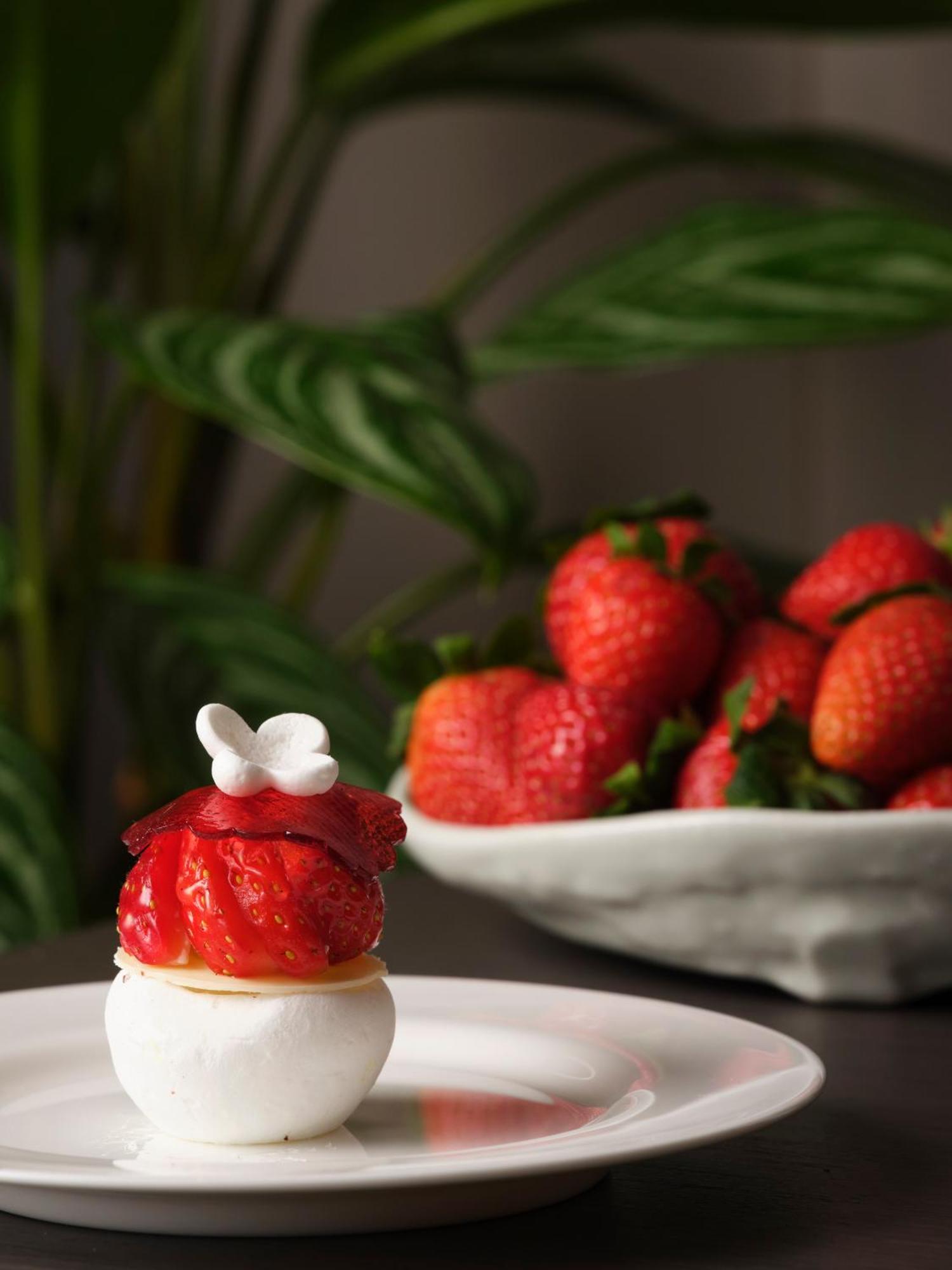 Pan Pacific London Hotel Bagian luar foto Strawberry dessert