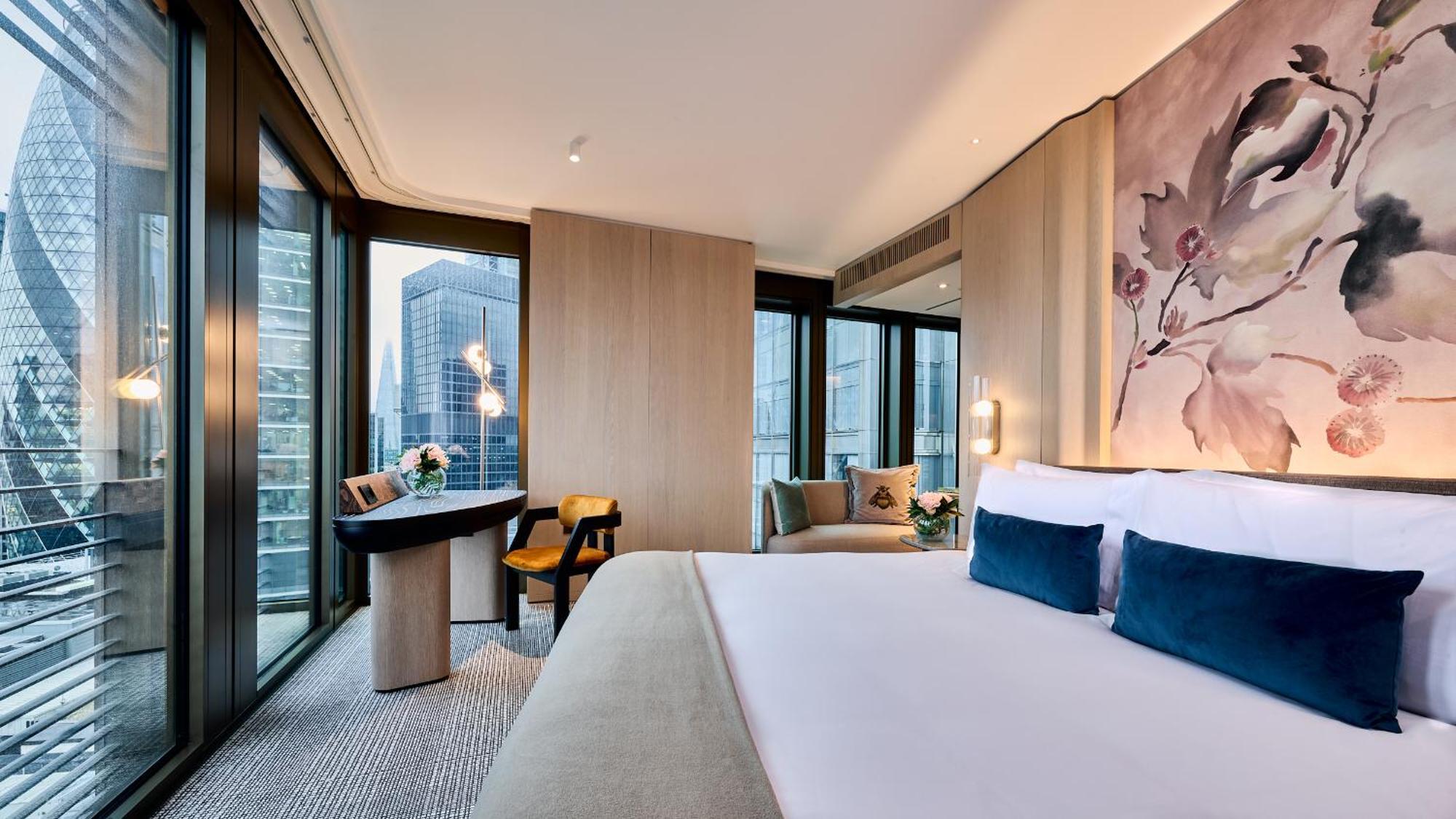 Pan Pacific London Hotel Bagian luar foto A bedroom at the hotel