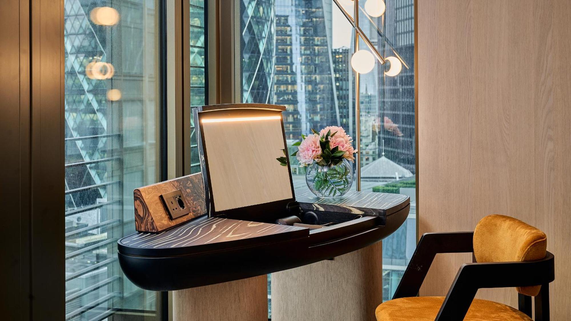 Pan Pacific London Hotel Bagian luar foto The Concierge Desk at The Hari