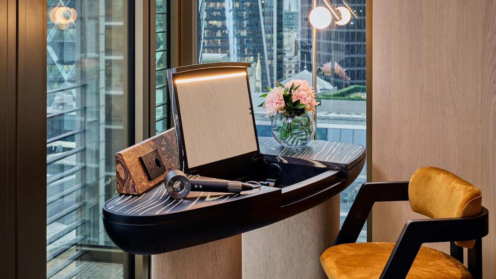 Pan Pacific London Hotel Bagian luar foto A vanity table with a built-in mirror